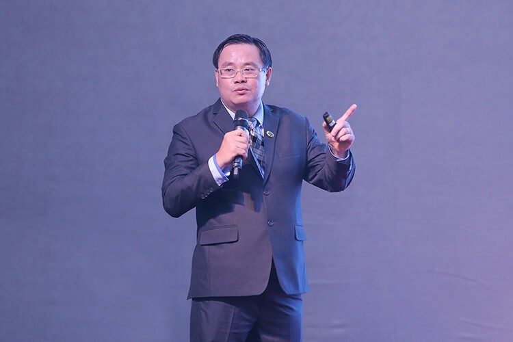 Mr. Tran Anh Tuan (CEO of USIS Consulting) introduced about USIS Consulting – Develop successful potential in US.